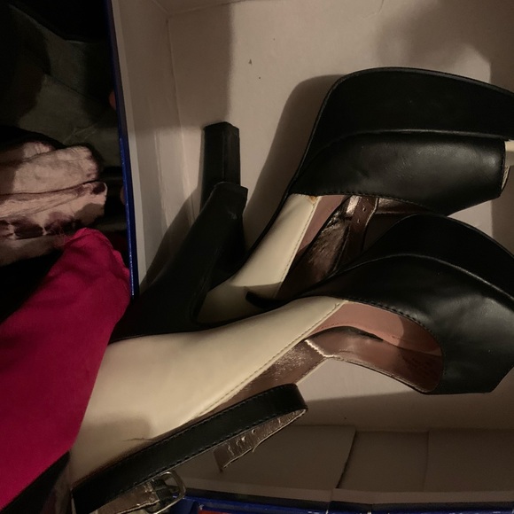 Heels - Picture 4 of 4